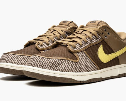 Men's SB Dunk Low x Undefeated Canteen Shoes