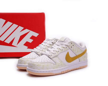 Men's SB Dunk Low Yellow Strike Shoes